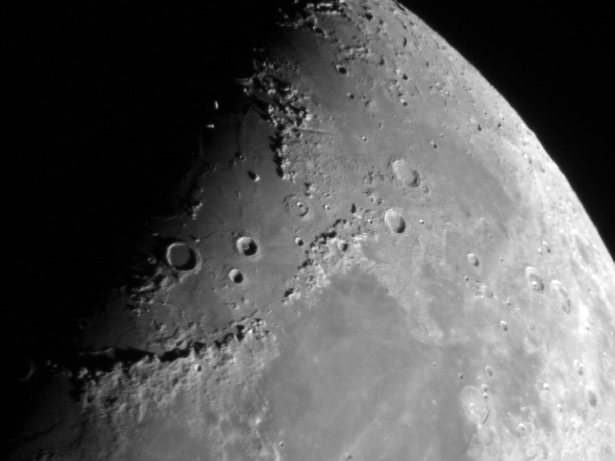 OhmanTeemu's tweet photo. Pari #digiscoping-tekniikalla ikivanhalla pokkarilla otettua kuvaa #Kuu'sta #Äänekoski'lla tänä yönä. Altaista esillä #Imbrium. Toisessa kuvassa näkyvät mm. suomalaiskraatterit Lexell, Gyldén ja Argelander, sekä Deslandres ja Suora valli eli Rupes Recta. 

#Moon
#StraightWall https://t.co/J6RITVtHjH