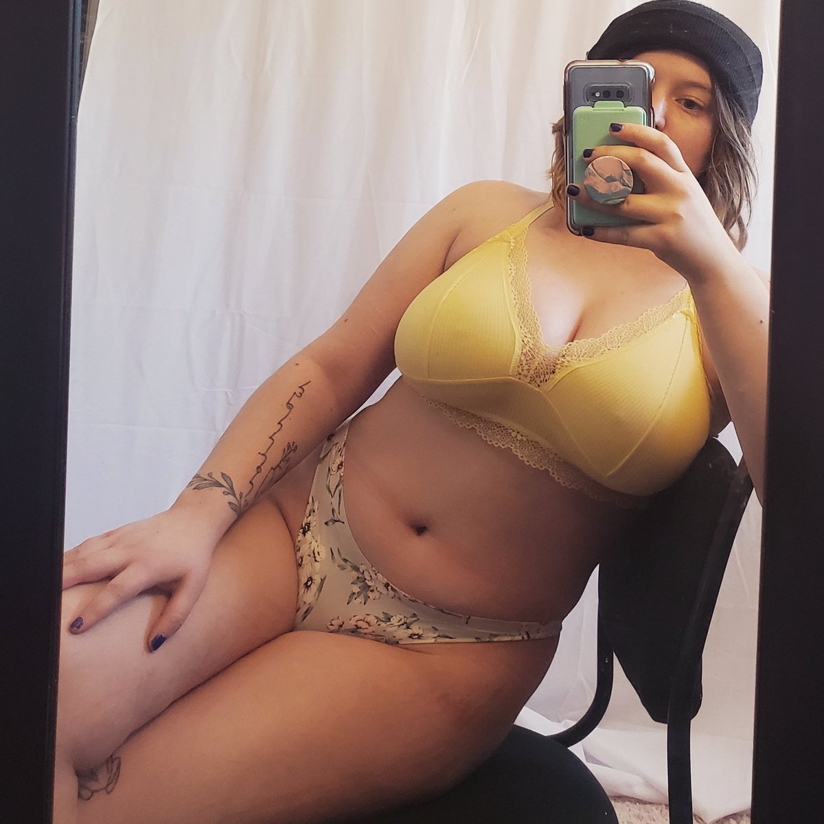 caylahsmasque's tweet photo. switch | 21 in college | bi (no pan hate) | she/they | blm | leftist | must be lgbt friendly | absolutely no minors 
🍄 daily post on OF and other socials 
🌿 constantly making custom content
🕊 always have sales going on
🍄 naturally curvy
🌿 420 friendly 
🕊 gender inclusive https://t.co/i52eLCvYzB