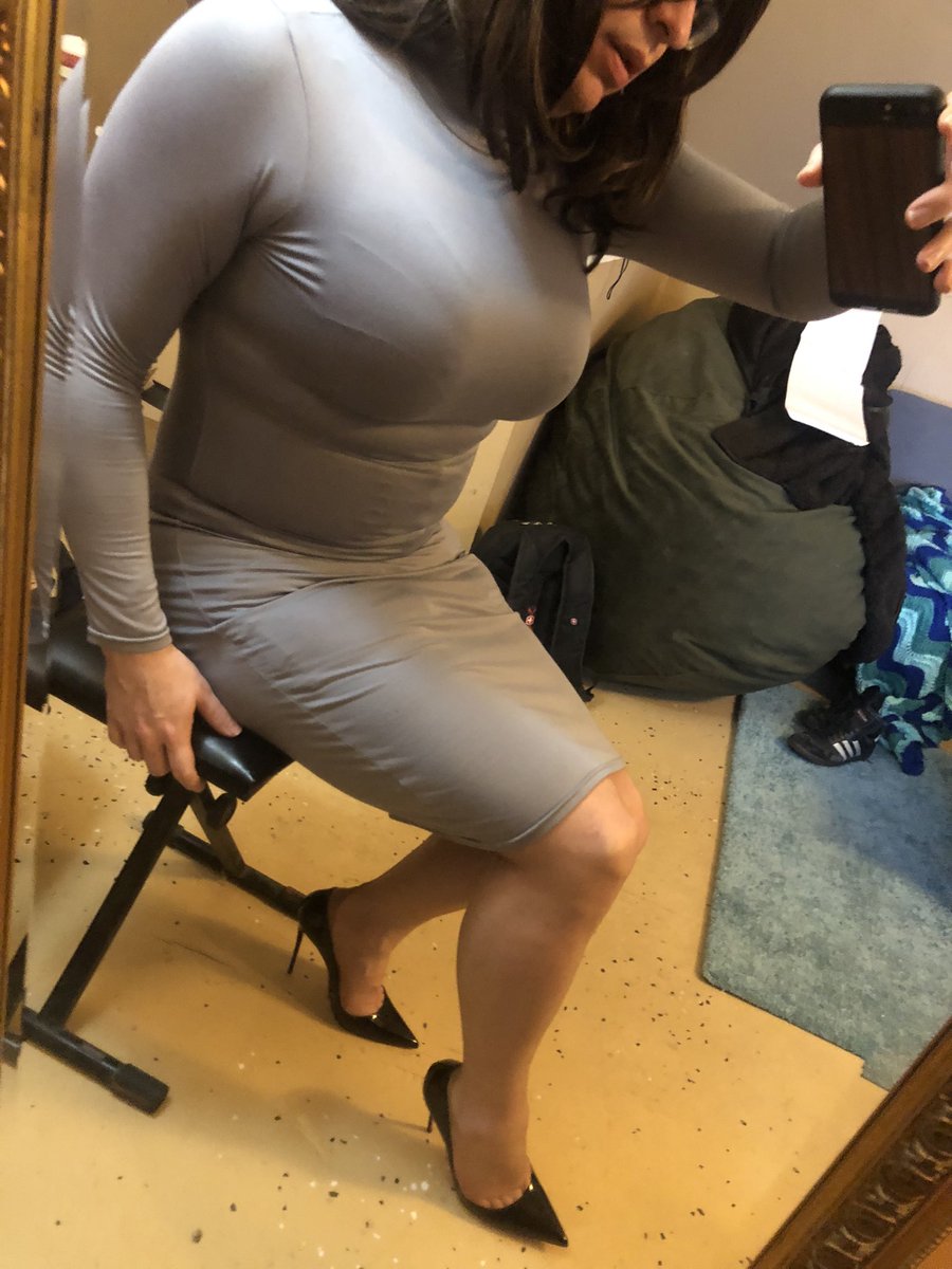 giantess947's tweet photo. I love how flattering a body con dress can be 😊 #louboutin #shoefetish #sokates #bodycon #curvy #shoelover https://t.co/kNGtlFrlGW