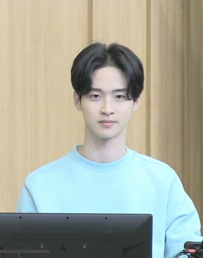 저화질도 뚫어버리는 얼굴 ㅠ 갑자기 카메라랑 눈 마주치는 건 유죄
