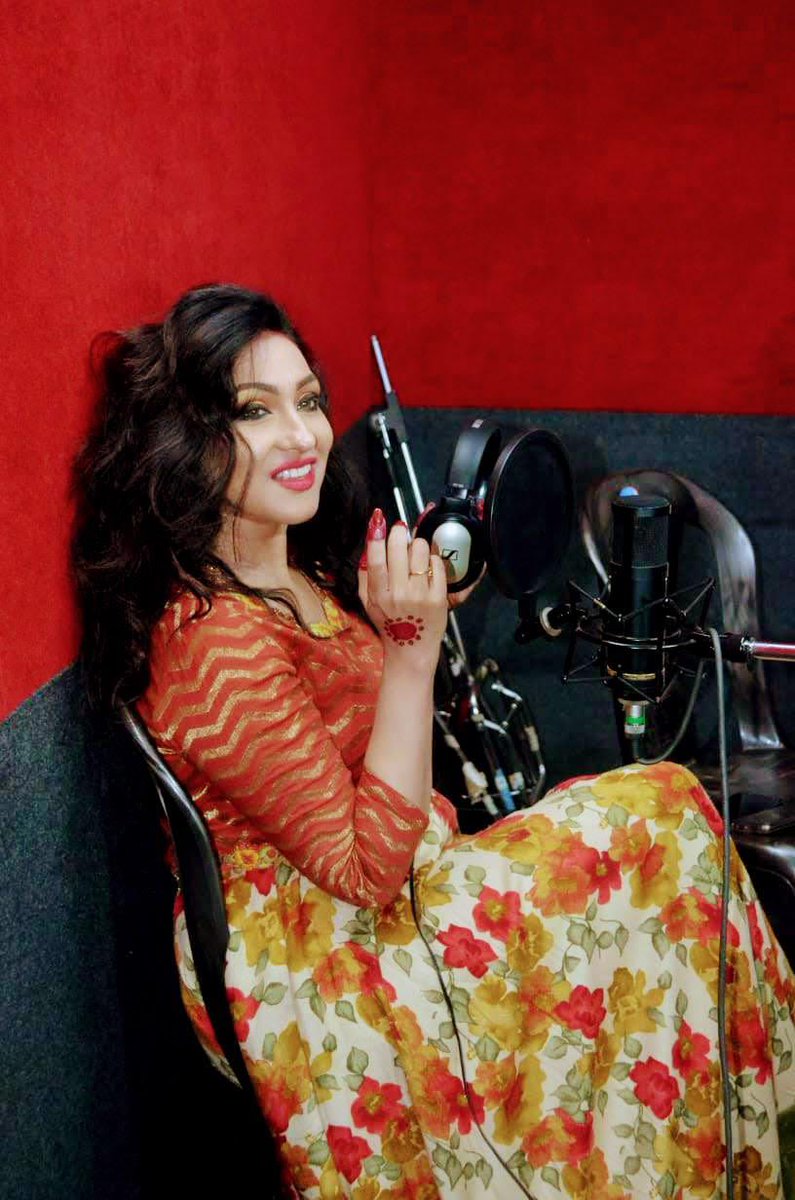 RituparnaSpeaks's tweet photo. #Throwback to those dubbing days!! https://t.co/8e1ksE3FwN