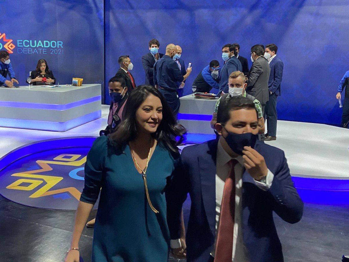 pabelml's tweet photo. Cuando ganas el #DebatePresidencialEc y te vas feliz a abrazar a tu gente y tu adversario se sienta en su esquina a que lo re-anime su “equipo” 
#AndrésGanasteOtraVez https://t.co/EBJ06WB0pV