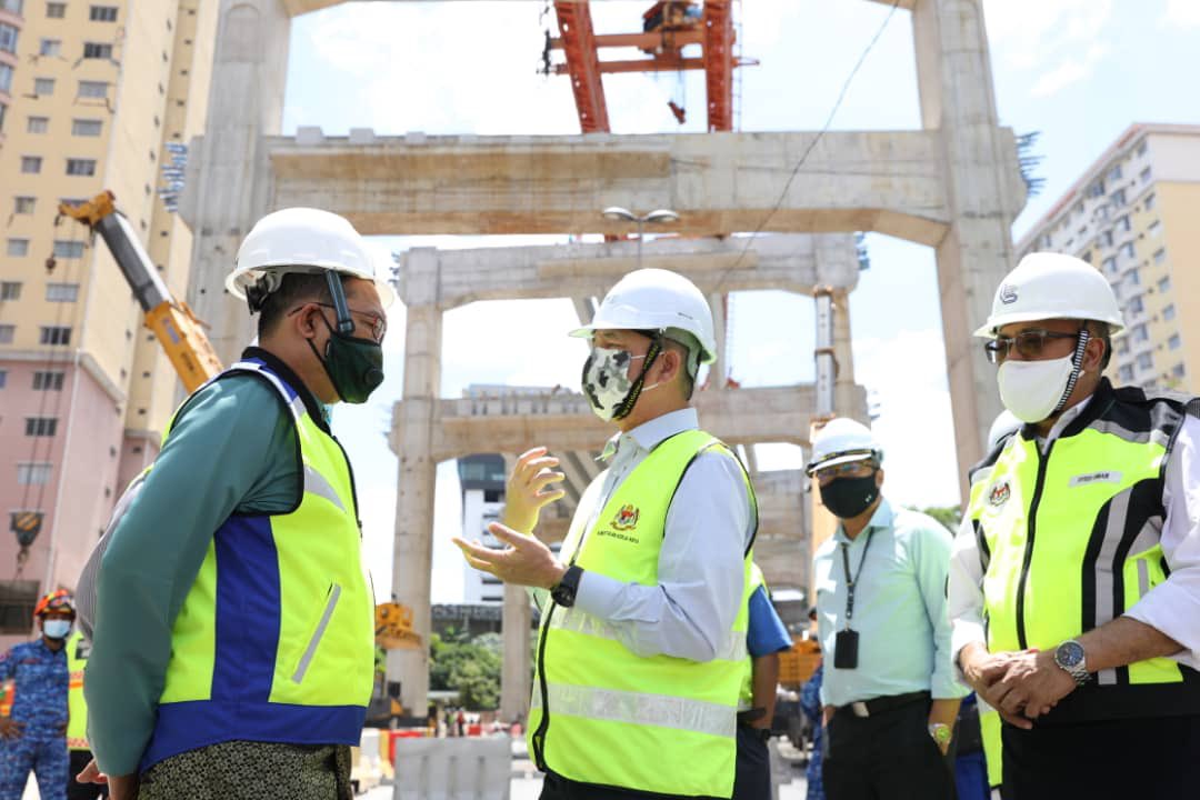 PetraJayaMP's tweet photo. Bergegas ke lokasi kejadian kren launcher terjatuh di tapak bina SUKE di Persiaran Alam Damai. Saya telah mengarahkan kerja pembinaan dihentikan, cari jalan alternatif utk penduduk  &amp; kontraktor juga perlu beri cadangan, langkah &amp; tindakan keselamatan utk teruskan projek https://t.co/mTTDvG4KtL