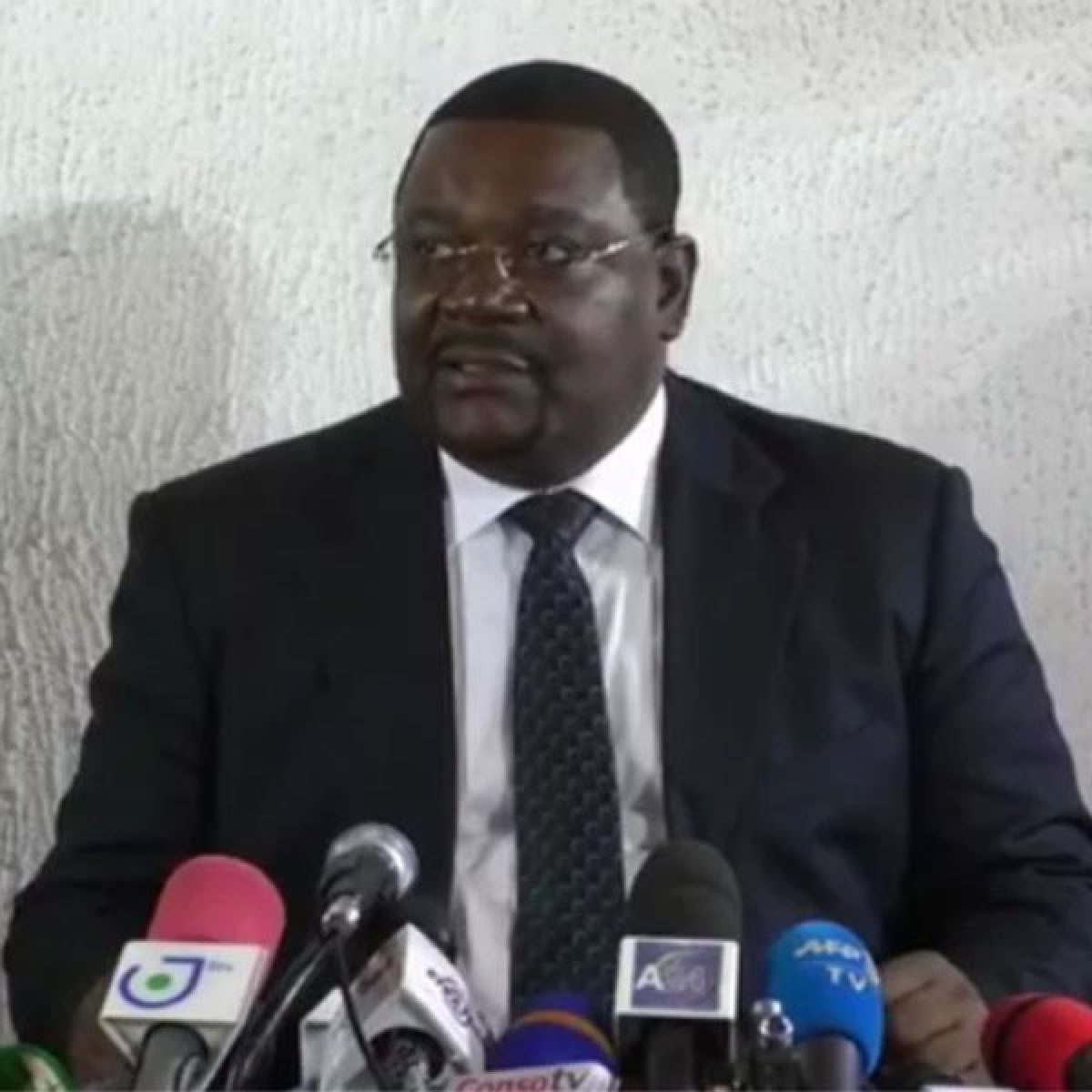 CRTV_web's tweet photo. Paul Eric Kingue, le maire de Njombe Penja est décédé cette nuit à Douala. Le corps du Président du MPCN a été conduit à  Njombe Penja dans le Moungo. https://t.co/ey8FMWtvcC
