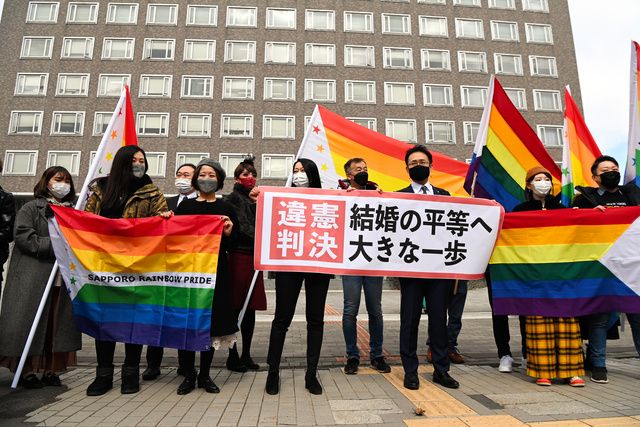 asahicom's tweet photo. 同性婚、宗教上タブーの国でなぜ実現？日本が学べる点は
https://t.co/kdLIL9iRsP

世界では2000年以降、宗教的タブーが強い国でも同性婚が認められてきました。専門家はこうした国での経緯から日本が学べると指摘。「伝統的家族観を守るという信条を重視する人の考えを変える必要はない」といいます。 https://t.co/d902Z46Sjw