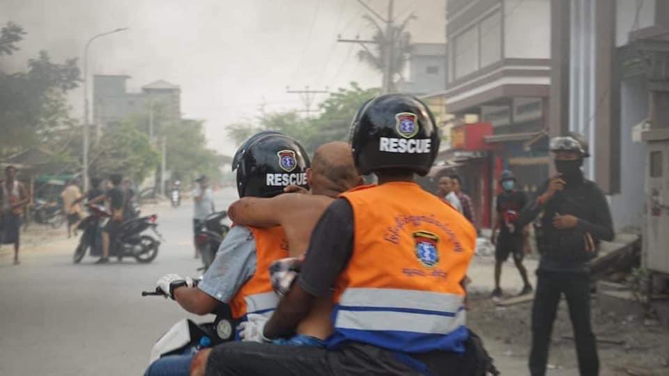 Assistance in the face of danger
Do terrorists want to stop the ambulance and prevent people from getting help? Then we'll save it with a motorcycle. 

Nobody is ever left behind 

STRENGTH OF UNITY
#WhatsHappeningInMyanmar  #Mar22Coup