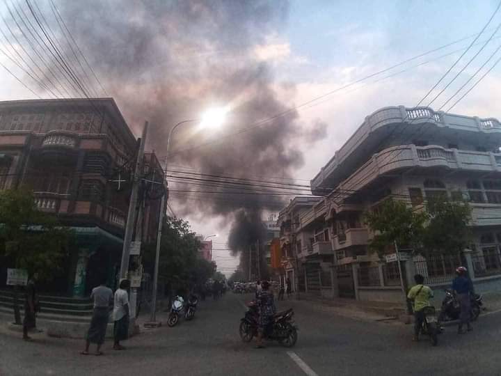 EAngenie's tweet photo. Mandalay ; Aung Thar Yar tsp now resembles a war zone since Junta Terrorists use live ammo against unarmed civilians and burn all the barricades and civilians’ property. 

Civilians are using every possible way to defend their families 

#WhatsHappeningInMyanmar #Mar22Coup @UN https://t.co/WMV5rD1veV