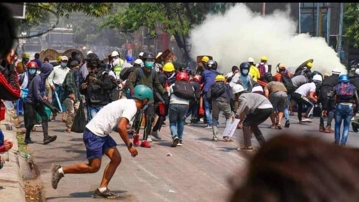 EAngenie's tweet photo. Mandalay ; Aung Thar Yar tsp now resembles a war zone since Junta Terrorists use live ammo against unarmed civilians and burn all the barricades and civilians’ property. 

Civilians are using every possible way to defend their families 

#WhatsHappeningInMyanmar #Mar22Coup @UN https://t.co/WMV5rD1veV