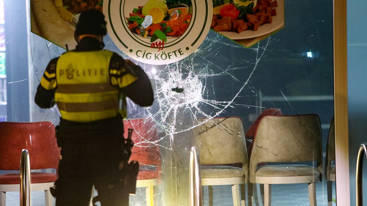 Vernieling en poging tot brandstichting bij kebabzaak in Apeldoorn..