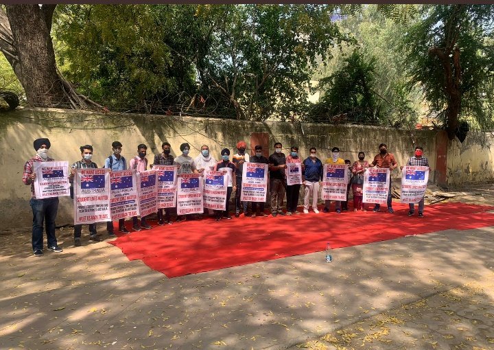 Hkaurr3's tweet photo. Literally can't thank enough to you guys. Everyone needs to hear this ASAP. Protest by International students in Delhi #LetUsBackToAus #letusbacktoaustralia #freezeourvisas @ausgov @AusHCIndia @ScottMorrisonMP @PhilHoneywood @JulianHillMP @abcnews @SkyNewsAust @9NewsAUS https://t.co/1mslyO7jsf
