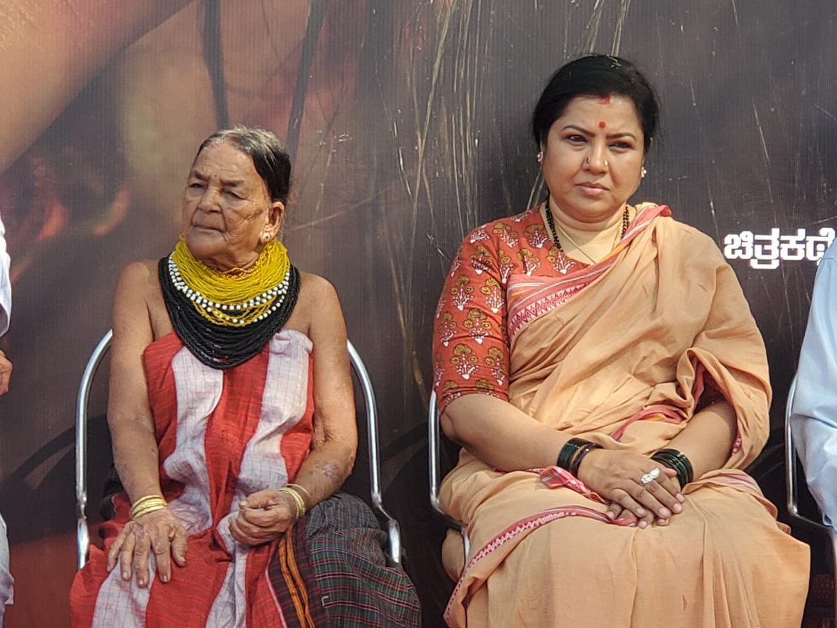 'ವನ ಸುಮ' ಎಂದೇ ಪ್ರಖ್ಯಾತರಾದ ಪದ್ಮಶ್ರೀ ಪುರಸ್ಕೃತ ಸುಕ್ರಿ ಬೊಮ್ಮಗೌಡ ಅಮ್ಮ ನವರ ಜೊತೆ ದಂಡಿ ಚಿತ್ರದ ಪ್ರಚಾರಕ್ಕಾಗಿ ಹೊನ್ನಾರವರದ ಒಂದು ಕಾರ್ಯಕ್ರಮದಲ್ಲಿ ಭೇಟಿಯಾದ ಸಮಯ. ಕರ್ನಾಟಕದ ಜನಪದ ಕಲೆಯನ್ನು ಉಳಿಸುವ ಮತ್ತು ಬೆಳೆಸುವ ನಿಟ್ಟಿನಲ್ಲಿ ಇವರ ಕೊಡುಗೆ ಅಪಾರ. ಇಂತಹ ವಿಶೇಷ ವ್ಯಕ್ತಿಯನ್ನು ಭೇಟಿ ಮಾಡಿದ ನಾನು ಧನ್ಯ.