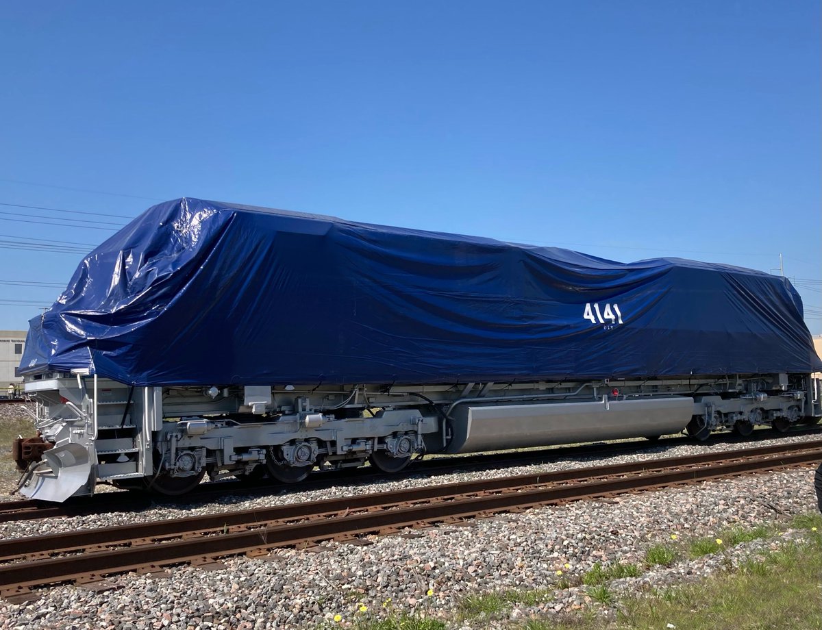 UnionPacific's tweet photo. #UP4141, The George H.W. Bush locomotive, returns to @TAMU for permanent display at the @Bush41Library, accompanied #UP1943, "The Spirit." Locomotive Engineer June Nobles and Conductor Randy Kuhaneck, who operated the funeral train, also handled this final move for #UP4141. https://t.co/z8Vcysy1Pe