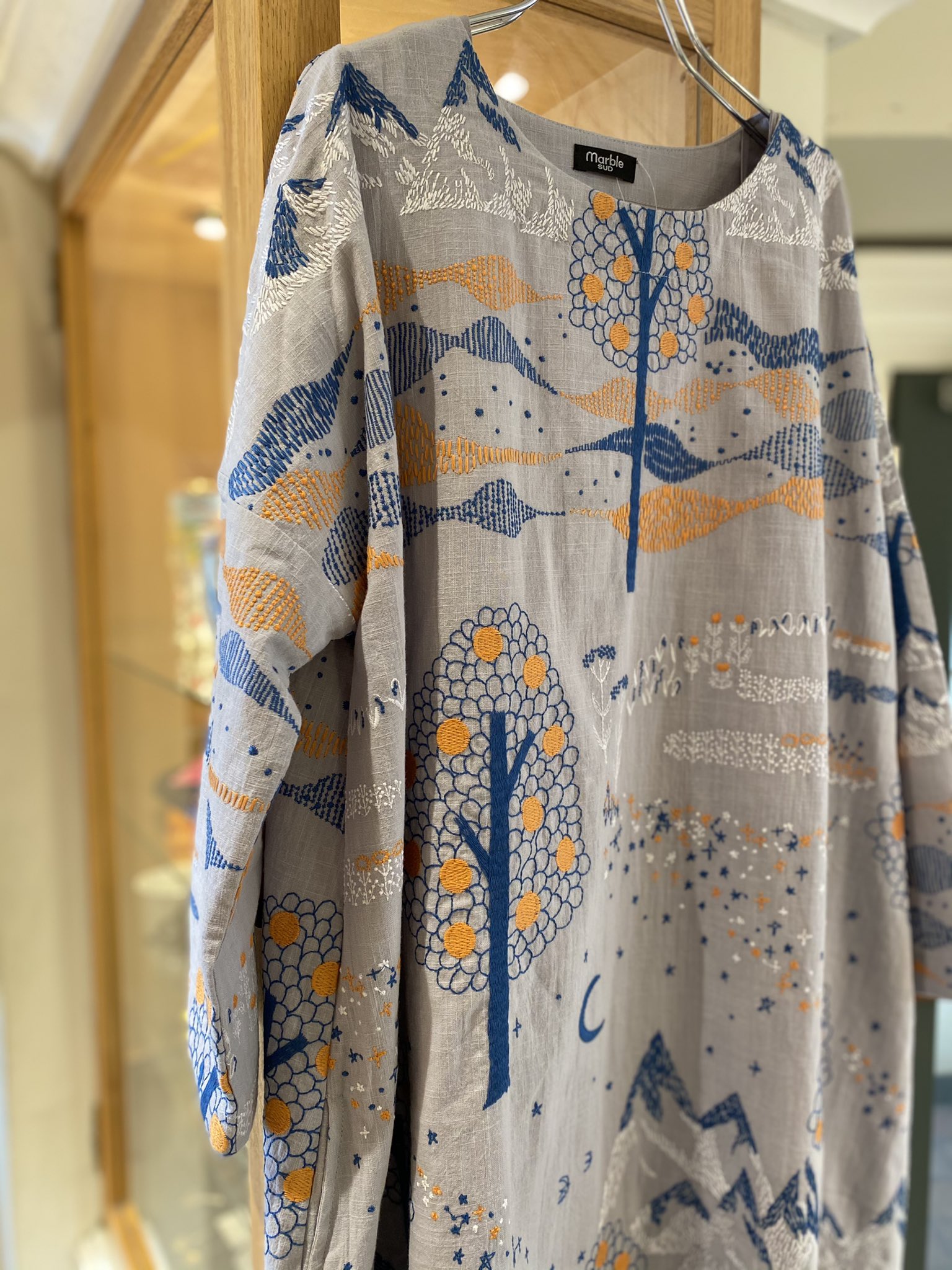 تويتر Marble Sud 自由が丘店 على تويتر 19日に放送された 所さんの学校では教えてくれないそこんトコロ で清水ミチコさんが着てくださっていたemb Hometown Lilフレアワンピース タイツと合わせて一枚で華やかでした 袖があるので今から着て頂けます まっ