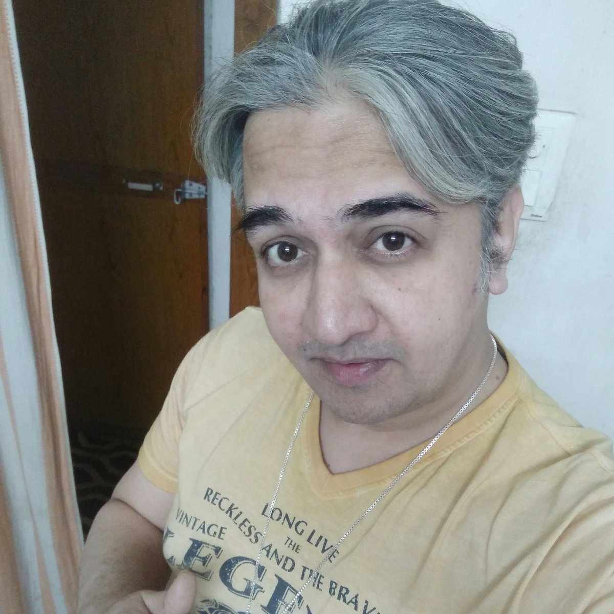 ErrandManish's tweet image. 2: So pick up new, with that, scuffle
Our love rented a place in archive
In later years you mind hog
Could bury the dog and survive
So muzzle or baffle
It&apos;s up to you
You chew up my happiness
It&apos;s veg for you. -- @manishaffirme

#ErrandPoems #Topread #Gotoall
#WorldPoetryDay2021