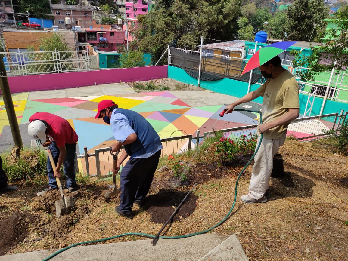 EscalandoV's tweet photo. Vecinos de las colonias:
✅#DosRíos
✅ #Acuilotla
✅ #PuntaDeCehuayo
Muy emocionados y participativos plantando buganvilias dentro del #Colectivo18 @albertoEsteva @Claudiashein https://t.co/2Fmfrh5PwD