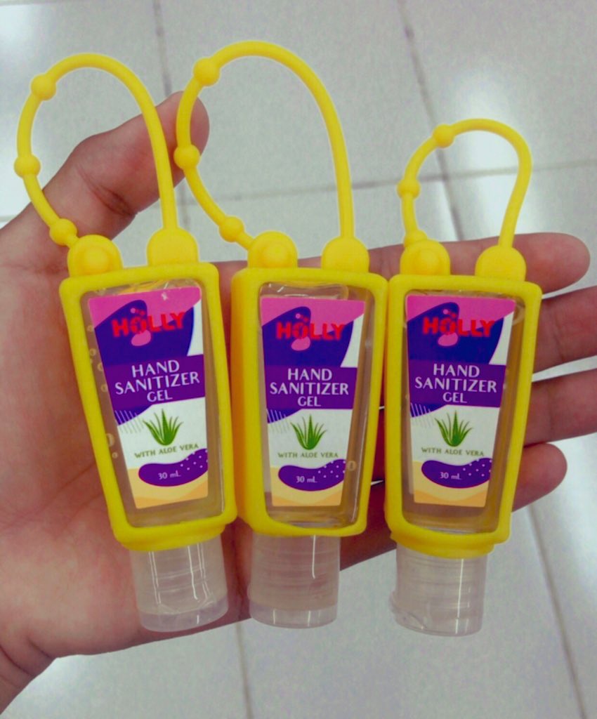 SandiPra01's tweet photo. @Mhdafi Haii, buat yang lagi nyari Hand Sanitizer Gel, yukk beli di aku! 😻

Ready Hand Sanitizer Gel Holder dengan extract Aloe Vera💚
Pilihan Warna ada 
• Pink💖
• Blue💙
• Purple💜
• Yellow💛

CUMA 10ribu😻😻
💸 OVO or BCA only 

Berikut ada real nya pict sama contoh pakai ya 😻😻 https://t.co/ntOGHbIlcC