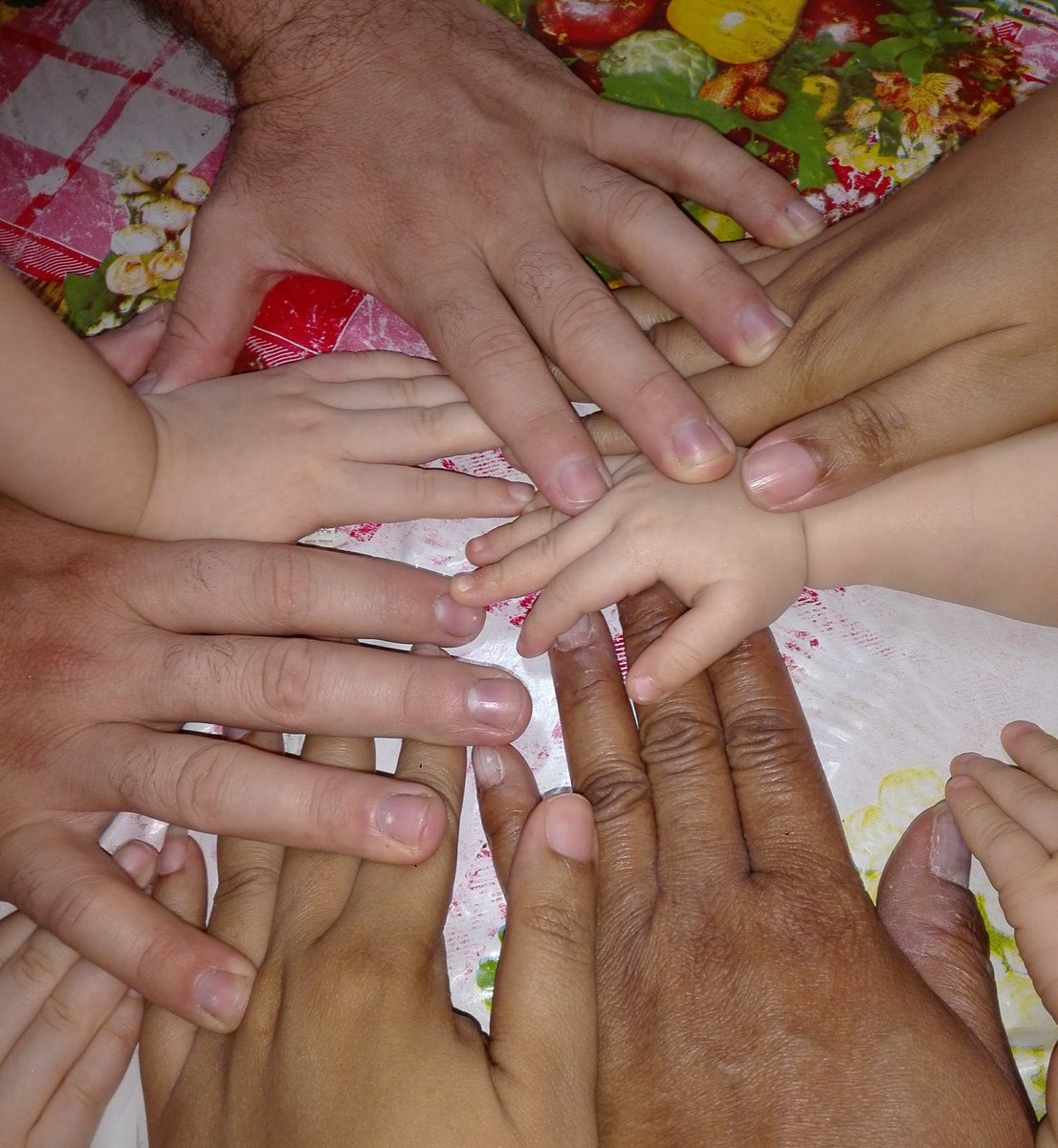 InesMChapman's tweet photo. Colores que rechazan el odio, que desde su descendencia reconocen los origenes. Iguales, con los mismos derechos a crecer, avanzar, aportar, amar. Colores de nuestra vida, llenos de mestizaje y de cubania. #SomosCuba #SomosContinuidad
#CubaPorLaVida. https://t.co/uor2X6mQSV