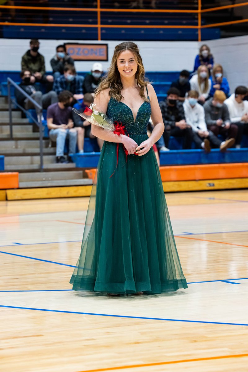 AnnaDablow's tweet photo. Selling this amazing dress! Only worn once, fits sizes 4-6. If you or anyone you know is looking for a dress let me know :)) https://t.co/2Ue51Fxa5k