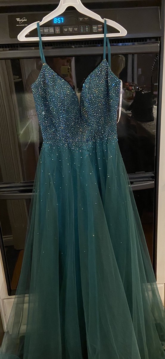 Selling this amazing dress! Only worn once, fits sizes 4-6. If you or anyone you know is looking for a dress let me know :))