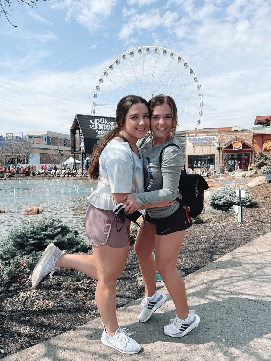 mags_beth's tweet photo. spring break 21 ladies 🧞‍♀️ https://t.co/IMP8GIMODN