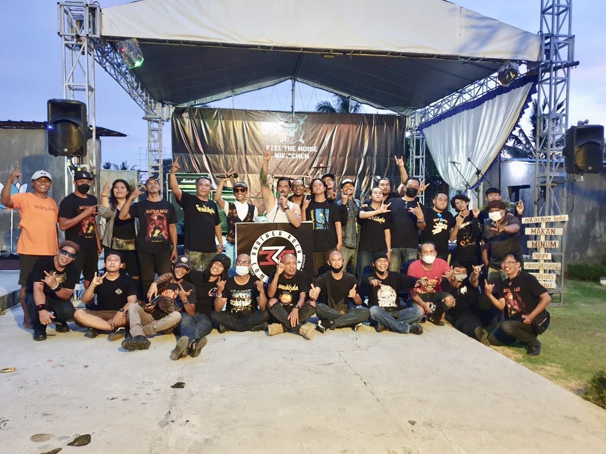 wisnumerta's tweet photo. Special thanks to brother rock community for the great event 🤘🏻 https://t.co/NblZ8LJiUK