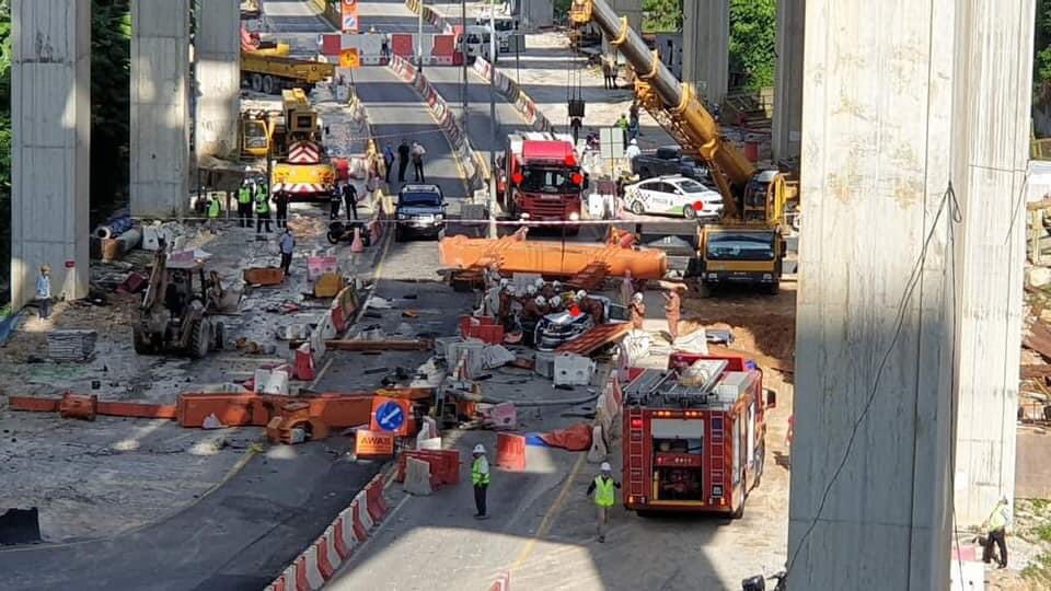 redzuanNewsMPB's tweet photo. STRUKTUR KREN LAUNCHER JATUH MENGHEMPAP KERETA

Kejadian berhampiran Puncak Banyan, Persiaran Alam Damai, KL

4 mangsa terlibat.

Pemandu Bezza parah, 3 pekerja tapak binaan jatuh dari ketinggian 120 kaki

2 maut , seorang masih tersangkut dan cuba dikeluarkan- Bomba KL https://t.co/rGSn1ReuDI