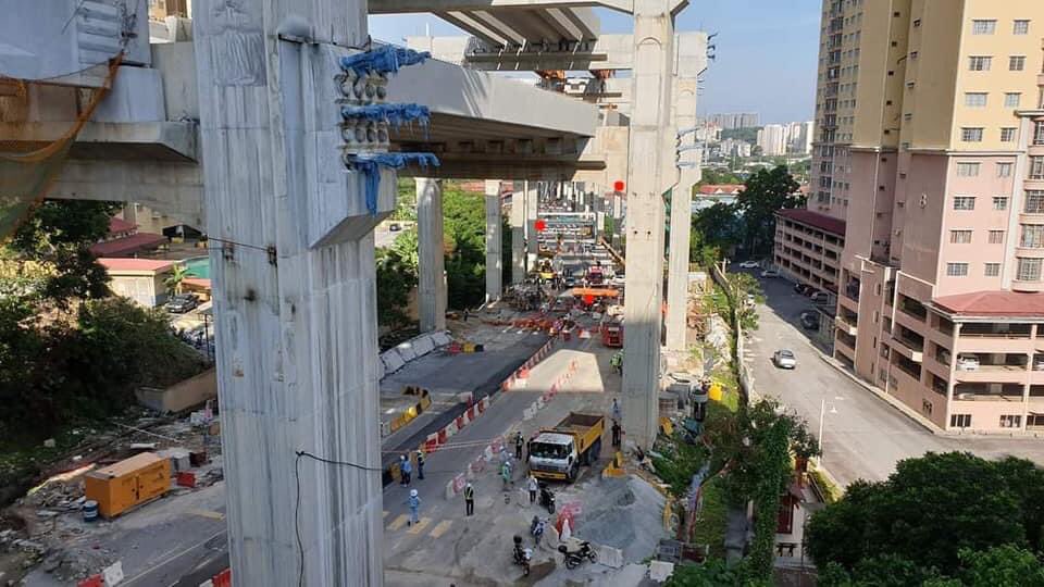 redzuanNewsMPB's tweet photo. STRUKTUR KREN LAUNCHER JATUH MENGHEMPAP KERETA

Kejadian berhampiran Puncak Banyan, Persiaran Alam Damai, KL

4 mangsa terlibat.

Pemandu Bezza parah, 3 pekerja tapak binaan jatuh dari ketinggian 120 kaki

2 maut , seorang masih tersangkut dan cuba dikeluarkan- Bomba KL https://t.co/rGSn1ReuDI