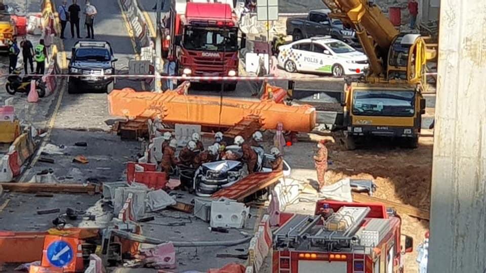 redzuanNewsMPB's tweet photo. STRUKTUR KREN LAUNCHER JATUH MENGHEMPAP KERETA

Kejadian berhampiran Puncak Banyan, Persiaran Alam Damai, KL

4 mangsa terlibat.

Pemandu Bezza parah, 3 pekerja tapak binaan jatuh dari ketinggian 120 kaki

2 maut , seorang masih tersangkut dan cuba dikeluarkan- Bomba KL https://t.co/rGSn1ReuDI