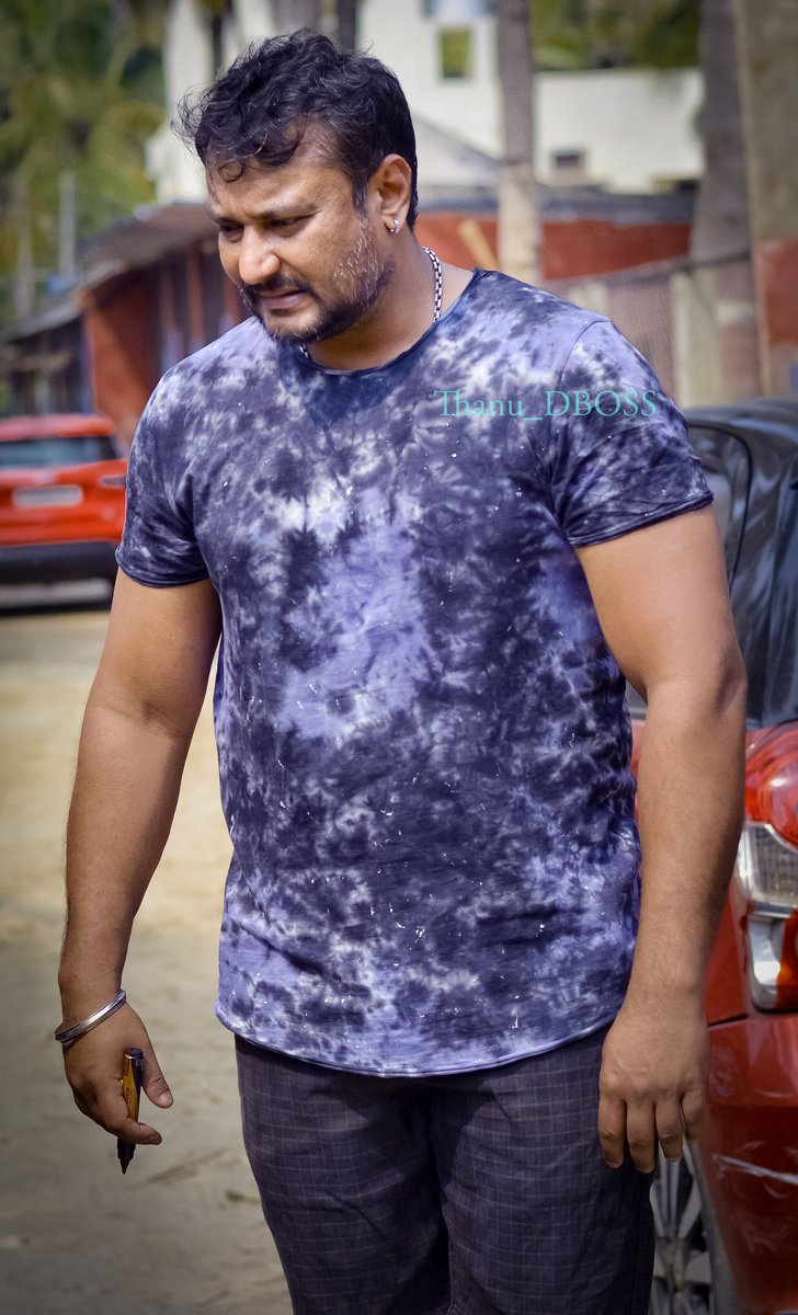 DBossFansMysore's tweet photo. ಅವನು ಯಾರ್ ರೇಂಜ್ ಗೂ ಸಿಗಲ್ಲ ಕಣೋ
ಅವನ ರೇಂಜ್ ಹೇ ಬೇರೆ 😎💥💥
#BrandofsandalwoodDBOSS
#Brandofsandalwood
#roberrtmovie #RoberrtReview
@dasadarshan ❤#BOSS #Roberrt https://t.co/uiFd6h4kmb