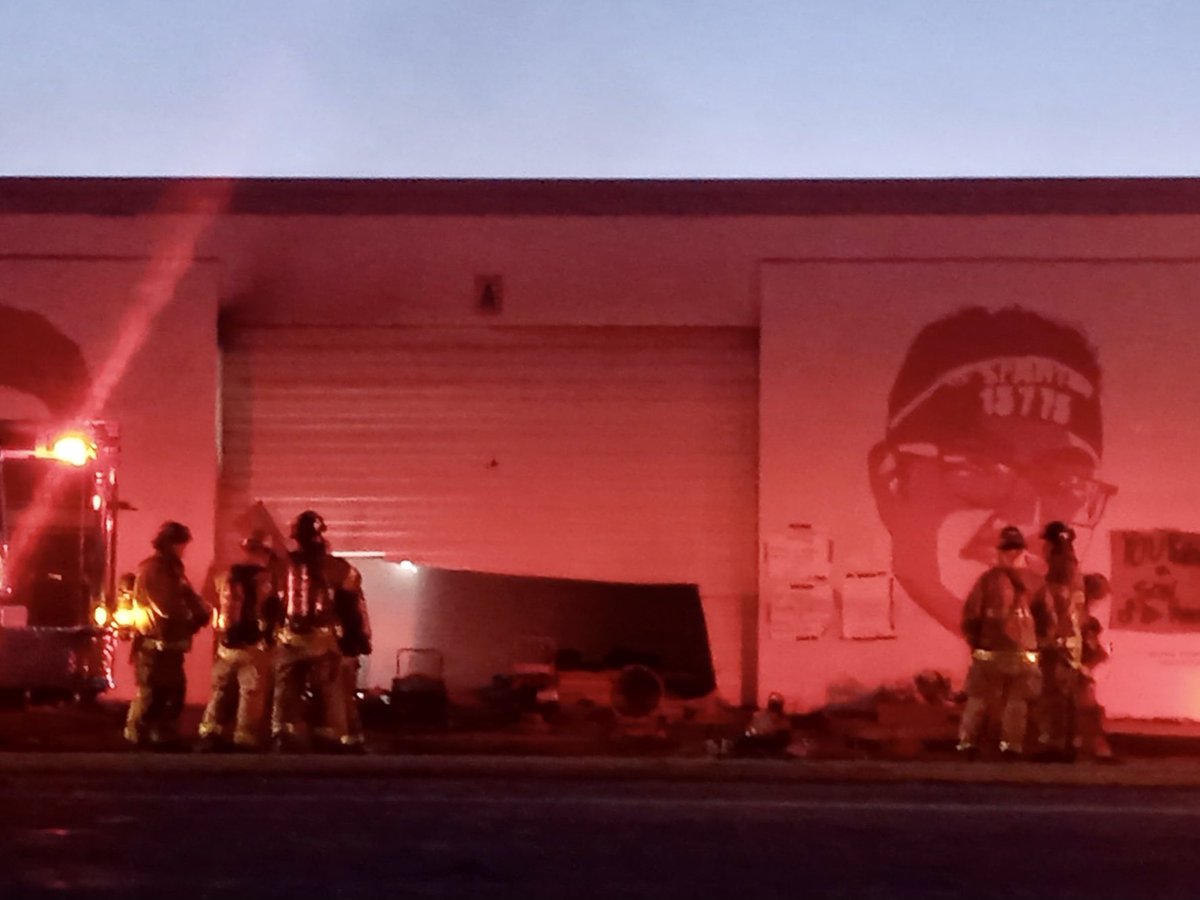 SLCScanner's tweet image. #Breaking #slcfire #CommercialFire 320 W 800 S. Crews arrived with a fast attack and were able to control this without extending. 1 victim was found on scene and transported to the burn unit. Cause is unknown.