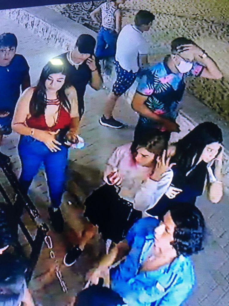 Ayúdenme a difundir con sus retweets. 
La madrugada del viernes amanecer sábado del 20 de marzo del 2021 estás chicas escopolaminaron y robaron todo a mi hermano y a sus 6 amigos en Montañita. Cerca de $10.000 dólares entre cosas materiales y dinero en efectivo.