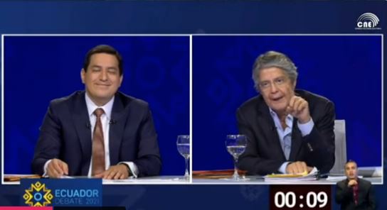 eluniversocom's tweet photo. Sonríes porque quieres que vuelva el fraude para permanecer en el poder. Vamos a impedir que vuelva tu padre político, le dice Guillermo Lasso a Andrés Arauz, refiriéndose a Rafael Correa ► https://t.co/JXFjPcN68G https://t.co/ZjVRSC09wN