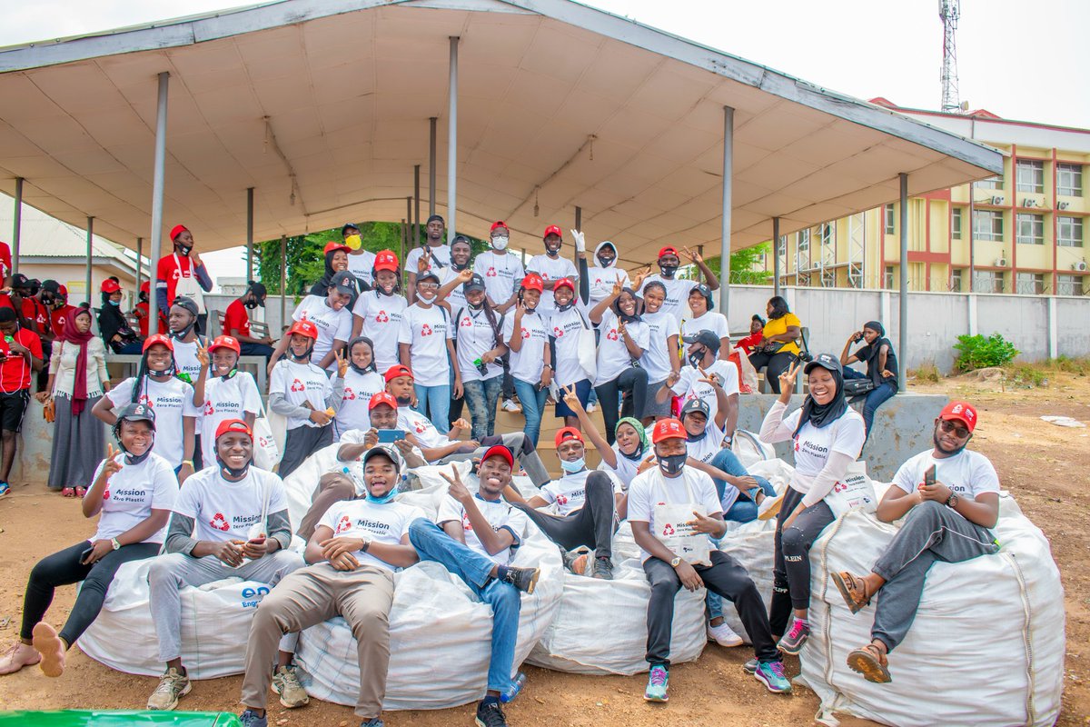 OlutolaJames1's tweet photo. "Not all heroes wear capes, some recyc!"
Last week Saturday, in the city of Ilorin, a group of volunteers including me under the @missionzeroplastic took to the street in observance of the
#GlobalRecyclingDay. At the end of the event, we recovered 6, 475 pet bottles.
#Zeroplast https://t.co/xz8eJf4Qt0
