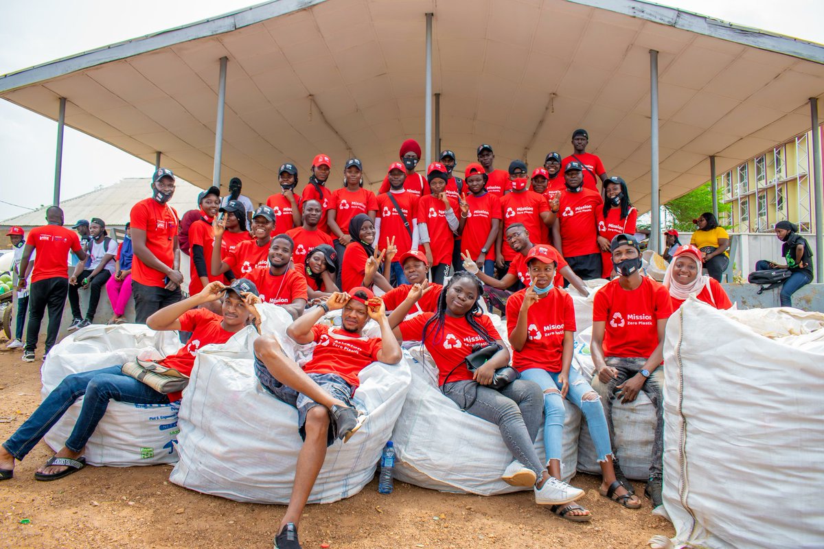 OlutolaJames1's tweet photo. "Not all heroes wear capes, some recyc!"
Last week Saturday, in the city of Ilorin, a group of volunteers including me under the @missionzeroplastic took to the street in observance of the
#GlobalRecyclingDay. At the end of the event, we recovered 6, 475 pet bottles.
#Zeroplast https://t.co/xz8eJf4Qt0