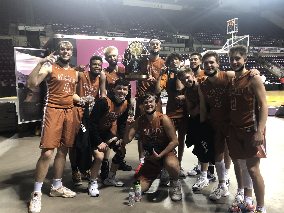MKMauro6's tweet photo. Final 4A Boys title: #5 Mead rocks #3 Montrose 68-44. Guards Knudsen &amp; Santiago combined for 48 pts, 30 &amp; 18, respectively. First title since 1957.@meadgirlsbball @CHSAA @BoCoPreps @coloradopreps #copreps https://t.co/Ln8zlsi8MA