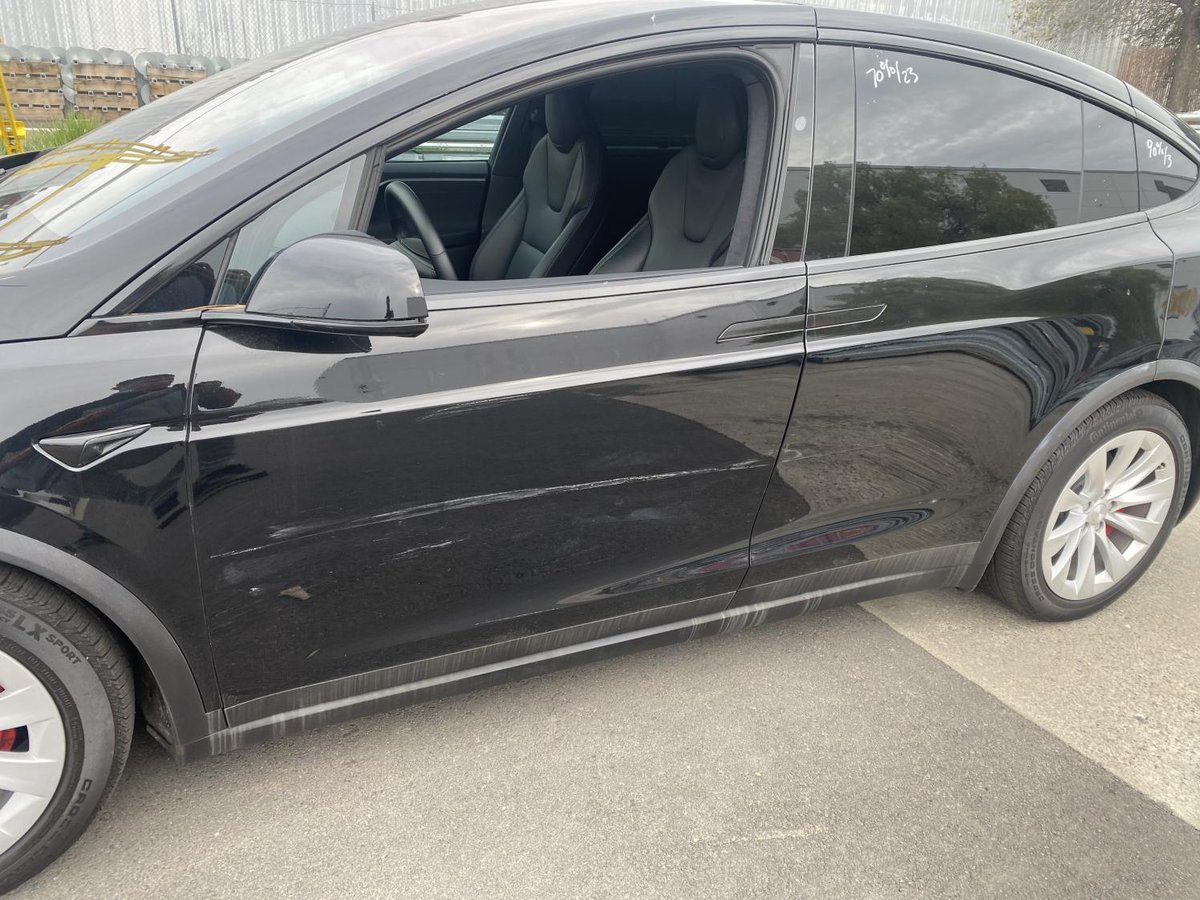 sreinstein's tweet photo. Just got my delivery from @vroomcars - Major damage that was not represented on the website. Starting a thread to highlight how my return process goes, but I'm extremely underwhelmed by the entire process so far. https://t.co/v8HD00CGDW
