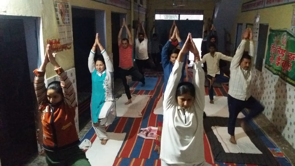 upsanskrit's tweet photo. न चास्ति सदृशं तेन किंचित्स्थौल्यापकर्षणम् । न च व्यायामिनं मर्त्यमर्दयन्त्यरयो भयात् ॥

उत्तर प्रदेश संस्कृत संस्थान द्वारा संचालित निःशुल्क त्रैमासिक योग प्रशिक्षण शिविर।

केन्द्र का स्थान:-मुज़्ज़फ्फरनगर

#lucknow https://t.co/248ITMOOsP