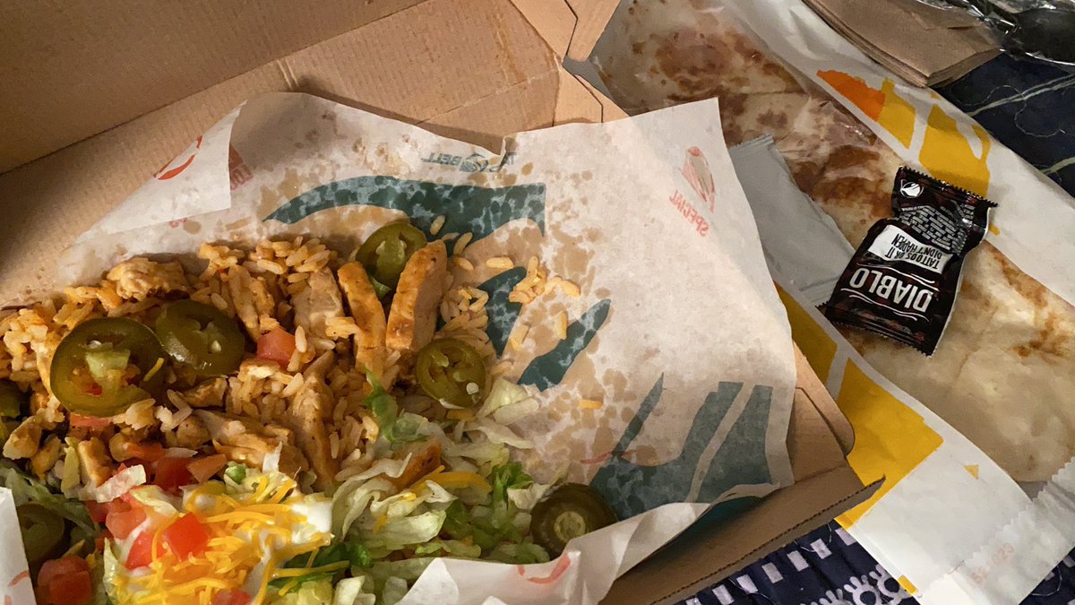LizzyDrubel's tweet photo. Um... @tacobell what the heck is this crap?? I went to one of your Chicago locations last night and I ordered a Power BOWL and this is what they gave me..... now tell me how this acceptable? And they didn’t even say anything either. I found out when I got home �� https://t.co/T6DahydKcM