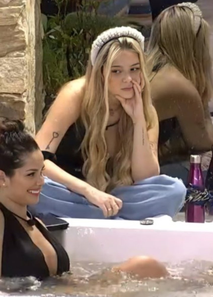 TuittaBernardo's tweet photo. DEUS POR FAVOR ME LIVRE DE AMIZADES COMO A DA SARAH E VIIH TUBE 

#BBB21 https://t.co/hWBWxFNJGw