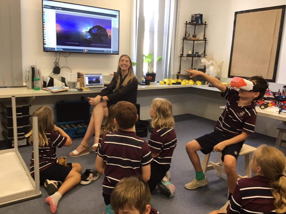Had the best time with my #base4 class @AnnesleySA today using #VR to look at the Rover landing etc. #htww #Technologies Thanks <a href="/AshleighFlavel/">Ashleigh Flavel</a> ! 🤗