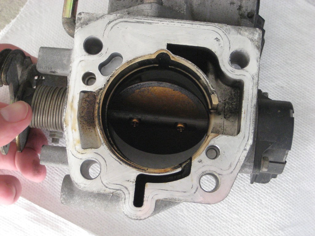 MalikReach's tweet photo. Engine running rough when idling? Clean the throttle body! It's super easy, very quick and works 90% of the time! https://t.co/UINtaemEBG #cars #automotive https://t.co/DGygeX2unO