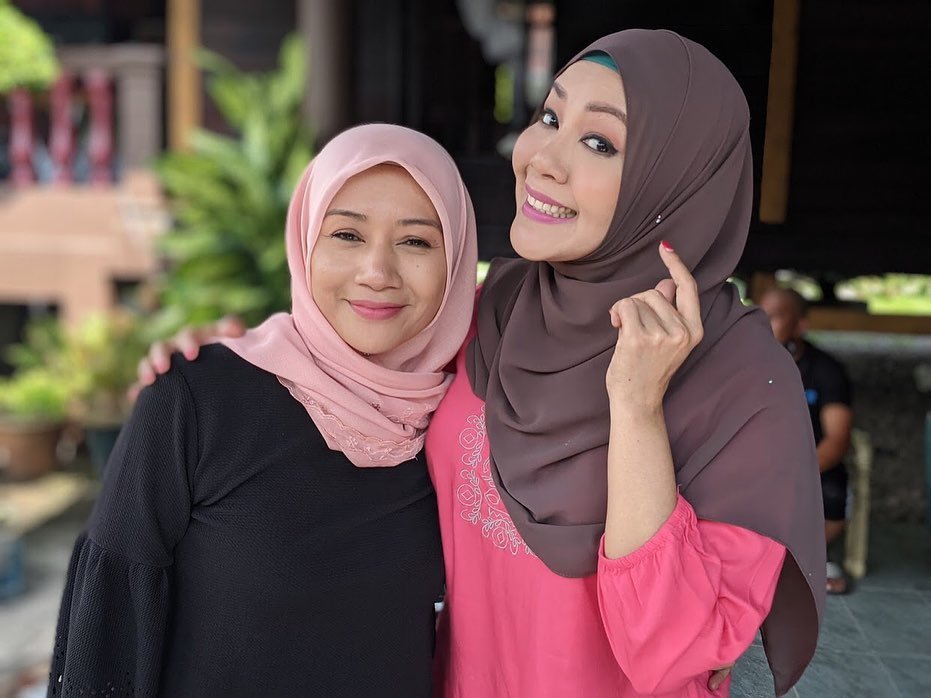 IfaRaziahDivas's tweet photo. Akan datang.... #KAMPUNGKOLESTROL
π₯ @zamriezgoldenpictures
πΊ @tv9malaysia
#MissDiva #IfaRaziah πΈ sebagai KAK SHELL π§
#Pukpukpukk #SukerrBanggeee #KurusCantikLentik #SerifaBeauty #MissDivaCosmetics #SerifaShine #SerifaGlow #SolidMolid #SolidBerry #SolidDiva #SolidBeauty https://t.co/MoRKPY5Sqa
