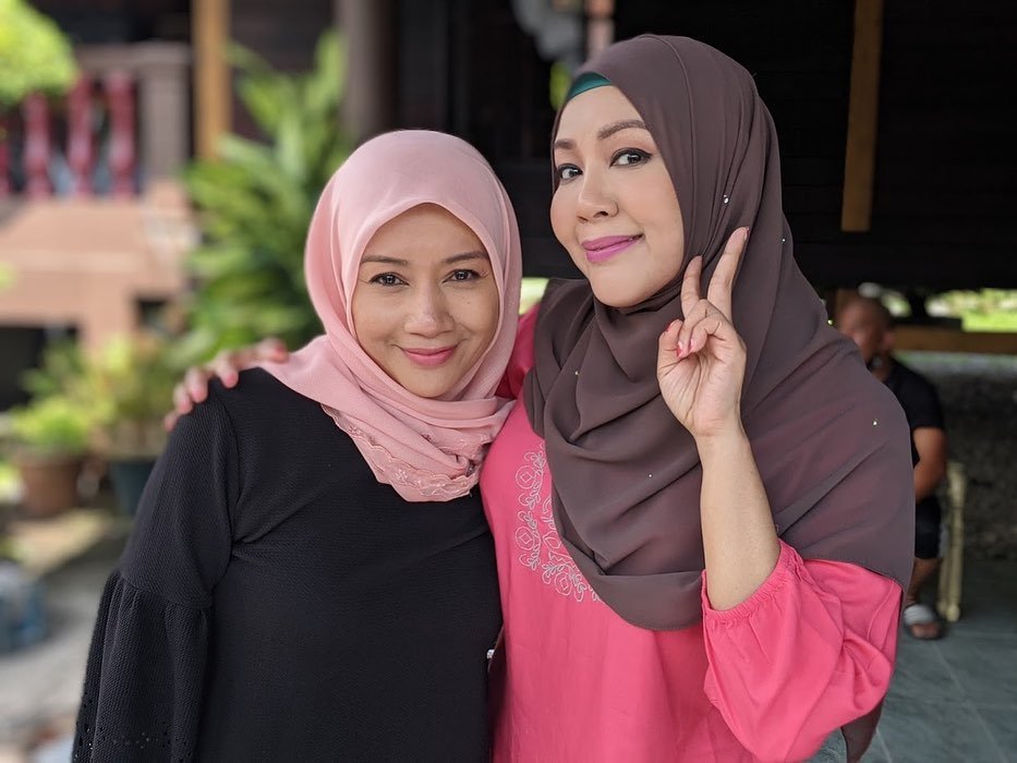 IfaRaziahDivas's tweet photo. Akan datang.... #KAMPUNGKOLESTROL
π₯ @zamriezgoldenpictures
πΊ @tv9malaysia
#MissDiva #IfaRaziah πΈ sebagai KAK SHELL π§
#Pukpukpukk #SukerrBanggeee #KurusCantikLentik #SerifaBeauty #MissDivaCosmetics #SerifaShine #SerifaGlow #SolidMolid #SolidBerry #SolidDiva #SolidBeauty https://t.co/MoRKPY5Sqa
