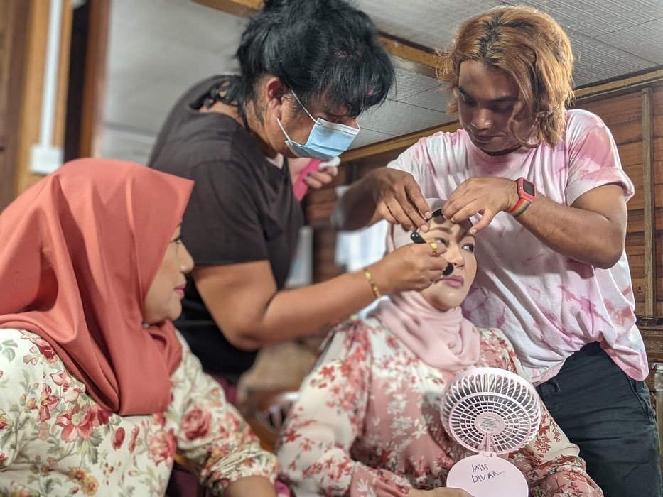 IfaRaziahDivas's tweet photo. Akan datang.... #KAMPUNGKOLESTROL
π₯ @zamriezgoldenpictures
πΊ @tv9malaysia
#MissDiva #IfaRaziah πΈ sebagai KAK SHELL π§
#Pukpukpukk #SukerrBanggeee #KurusCantikLentik #SerifaBeauty #MissDivaCosmetics #SerifaShine #SerifaGlow #SolidMolid #SolidBerry #SolidDiva #SolidBeauty https://t.co/MoRKPY5Sqa