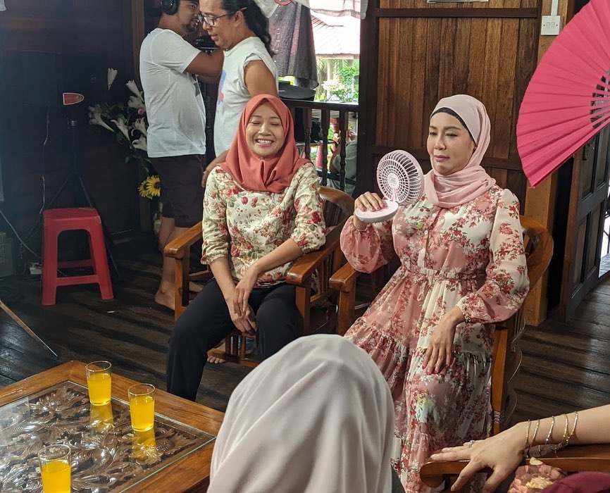 IfaRaziahDivas's tweet photo. Akan datang.... #KAMPUNGKOLESTROL
π₯ @zamriezgoldenpictures
πΊ @tv9malaysia
#MissDiva #IfaRaziah πΈ sebagai KAK SHELL π§
#Pukpukpukk #SukerrBanggeee #KurusCantikLentik #SerifaBeauty #MissDivaCosmetics #SerifaShine #SerifaGlow #SolidMolid #SolidBerry #SolidDiva #SolidBeauty https://t.co/MoRKPY5Sqa
