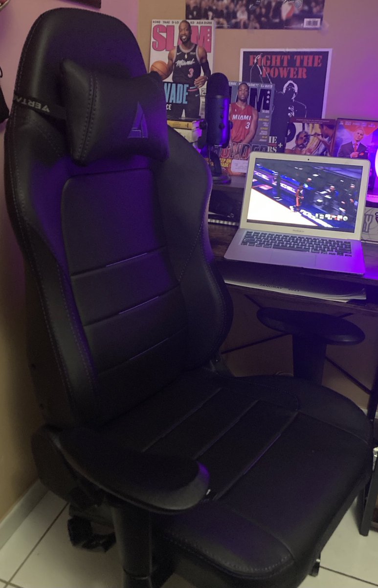 Vertagear's tweet photo. Rare occasion seeing a laptop 💻 💻 #VGbattlestation #PL1000
📸 : tropicalblanket https://t.co/Qk3rSkyhr7