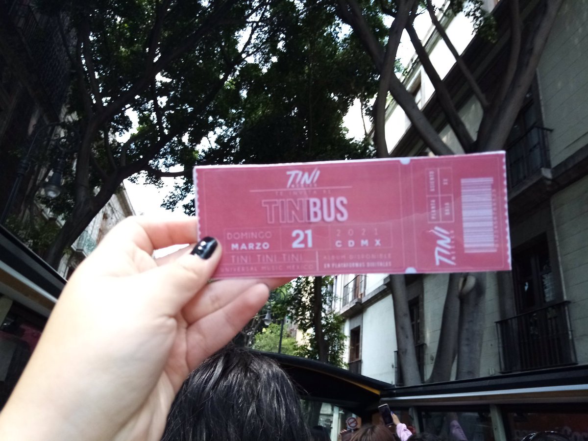 oficialtinibra's tweet photo. Parabéns aos fãs do México, eles celebraram o aniversário da Tini com um ônibus personalizado do mais novo e recente álbum 💿 “TINI TINI TINI”. O #TiniBus fez uma pequena tour pela Cidade do México. 🚌 🎉 🇲🇽 https://t.co/SUVf4HX3L3