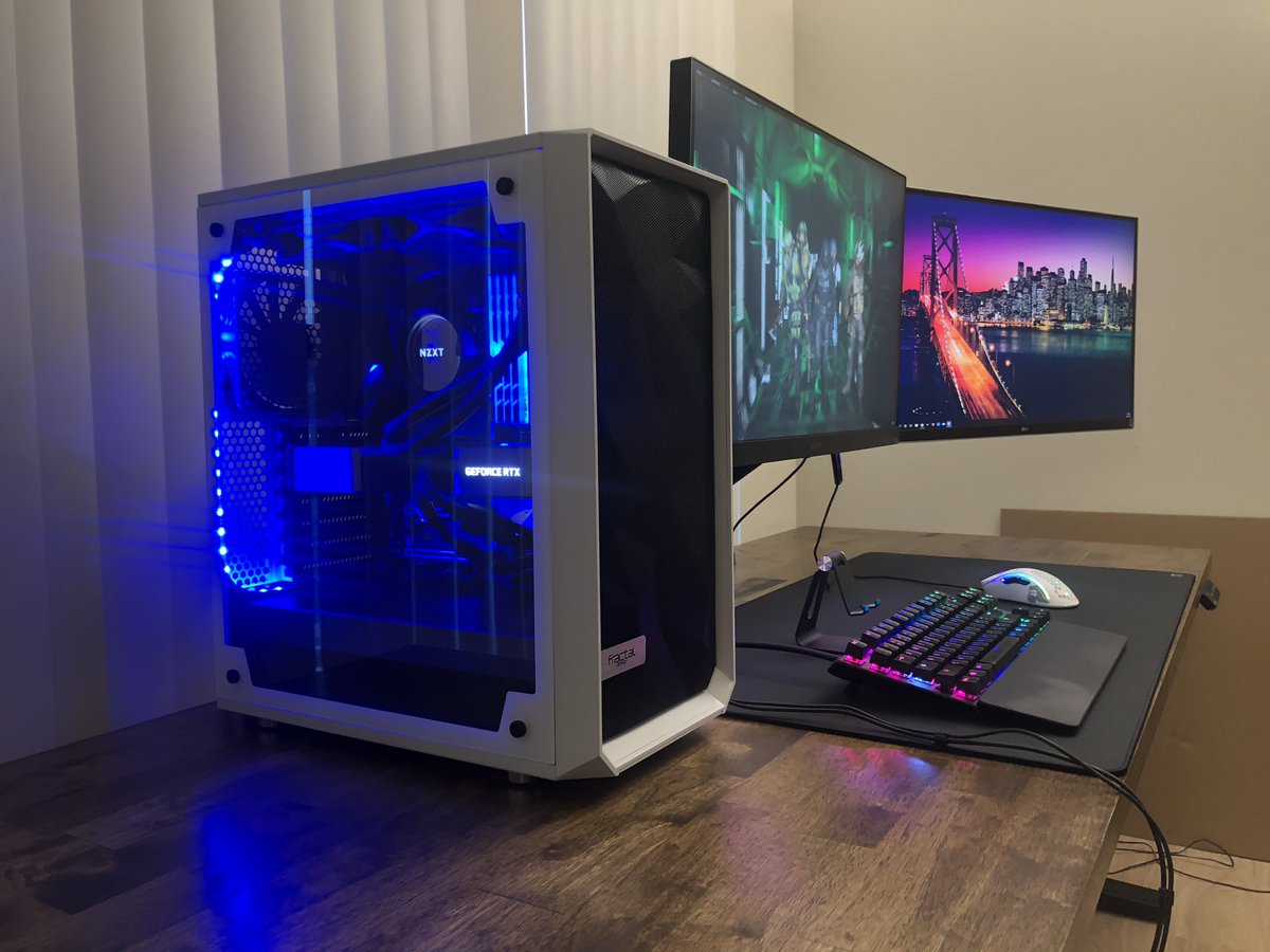GlennnDR's tweet photo. New desk vibes. Had to show off the cable management 🤓 https://t.co/JP4gLsTveZ
