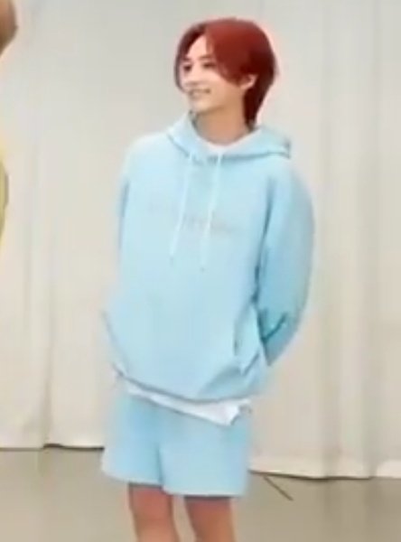 bunnypyongpyong's tweet photo. jeonghan and his matching outfits are so cute it makes him look all cuddly :( https://t.co/NvlJuiYGYi