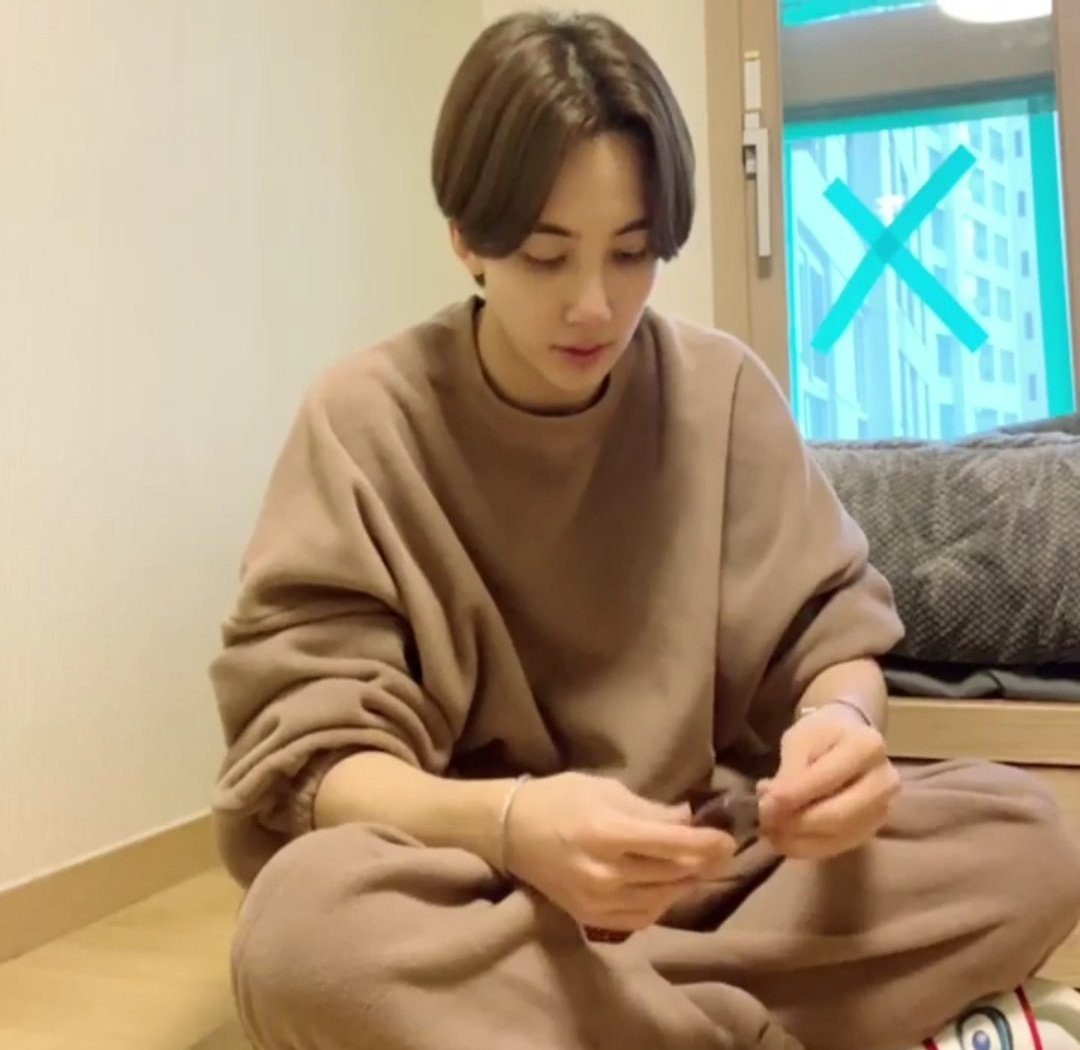jeonghan and his matching outfits are so cute it makes him look all cuddly :(